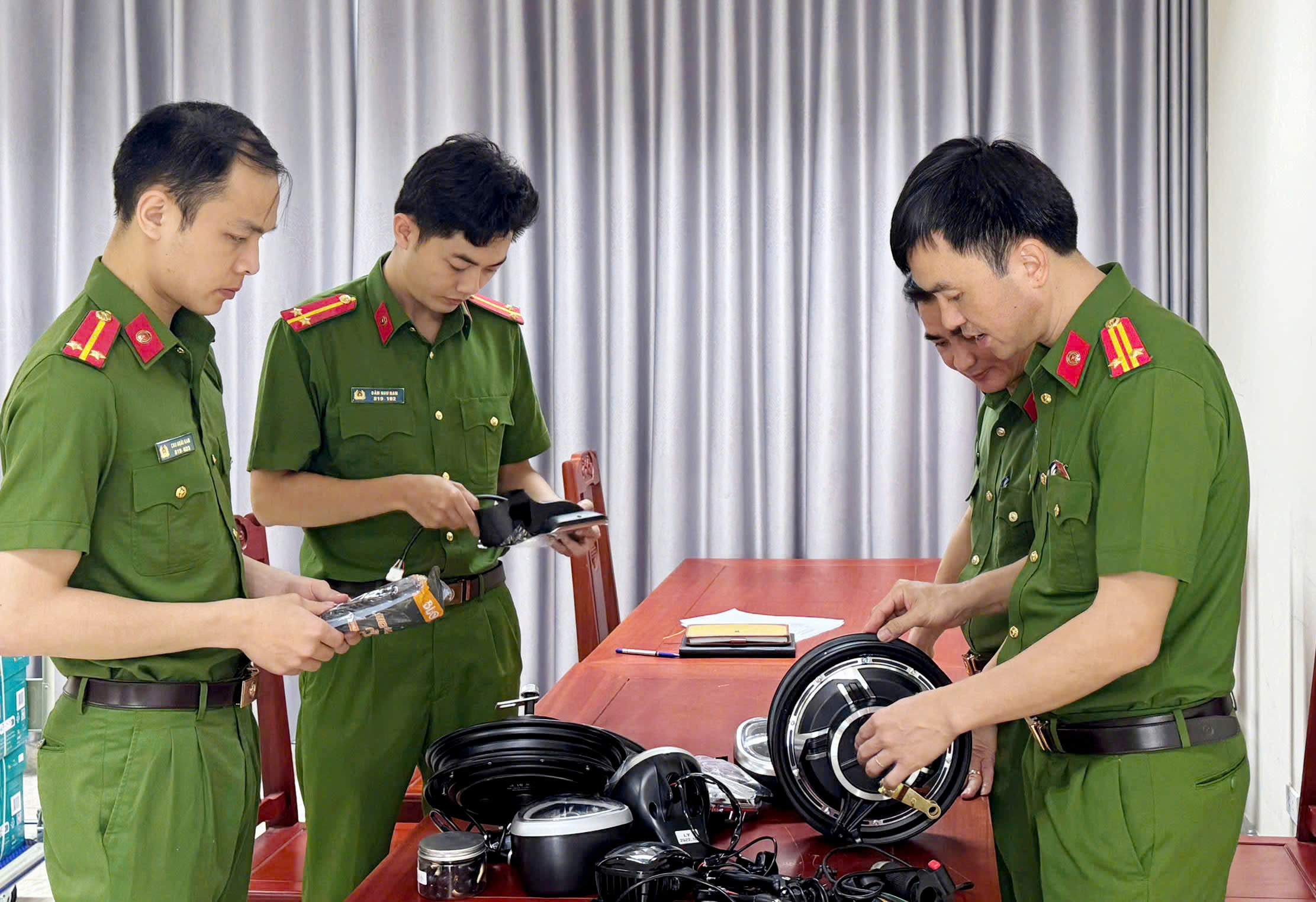 Triệt Phá Hai Đường Dây Buôn Lậu Bình Ắc Quy và Phụ Tùng Xe Điện Trị Giá Hàng Trăm Tỷ Đồng