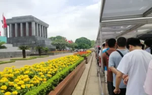 Hàng Triệu Người Tôn Kính Viếng Lăng Bác Nhân Kỷ Niệm 135 Năm Ngày Sinh
