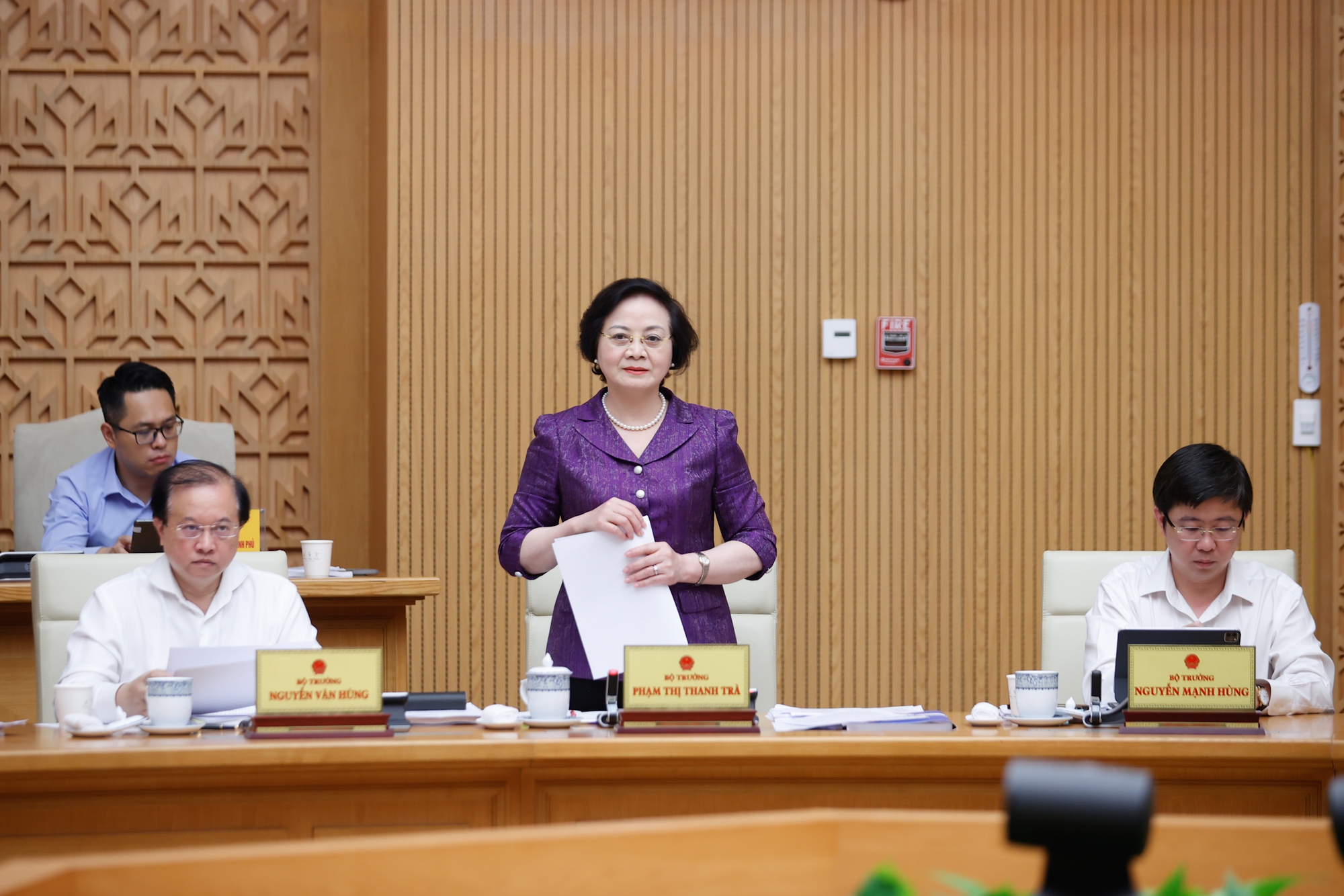 Bộ Chính trị chỉ đạo sắp xếp nhân sự cấp tỉnh, xã để thúc đẩy phát triển kinh tế - xã hội